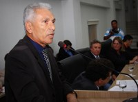 Vereador Carlão Coca-Cola pede instalação de semáforo e academia popular