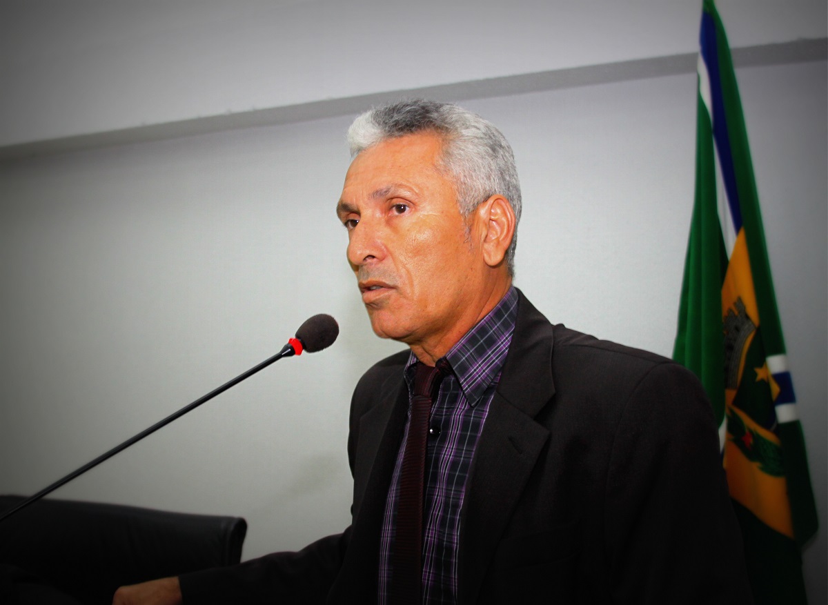 Vereador Carlão solicita a secretaria de Obras limpeza de valas e canteiros