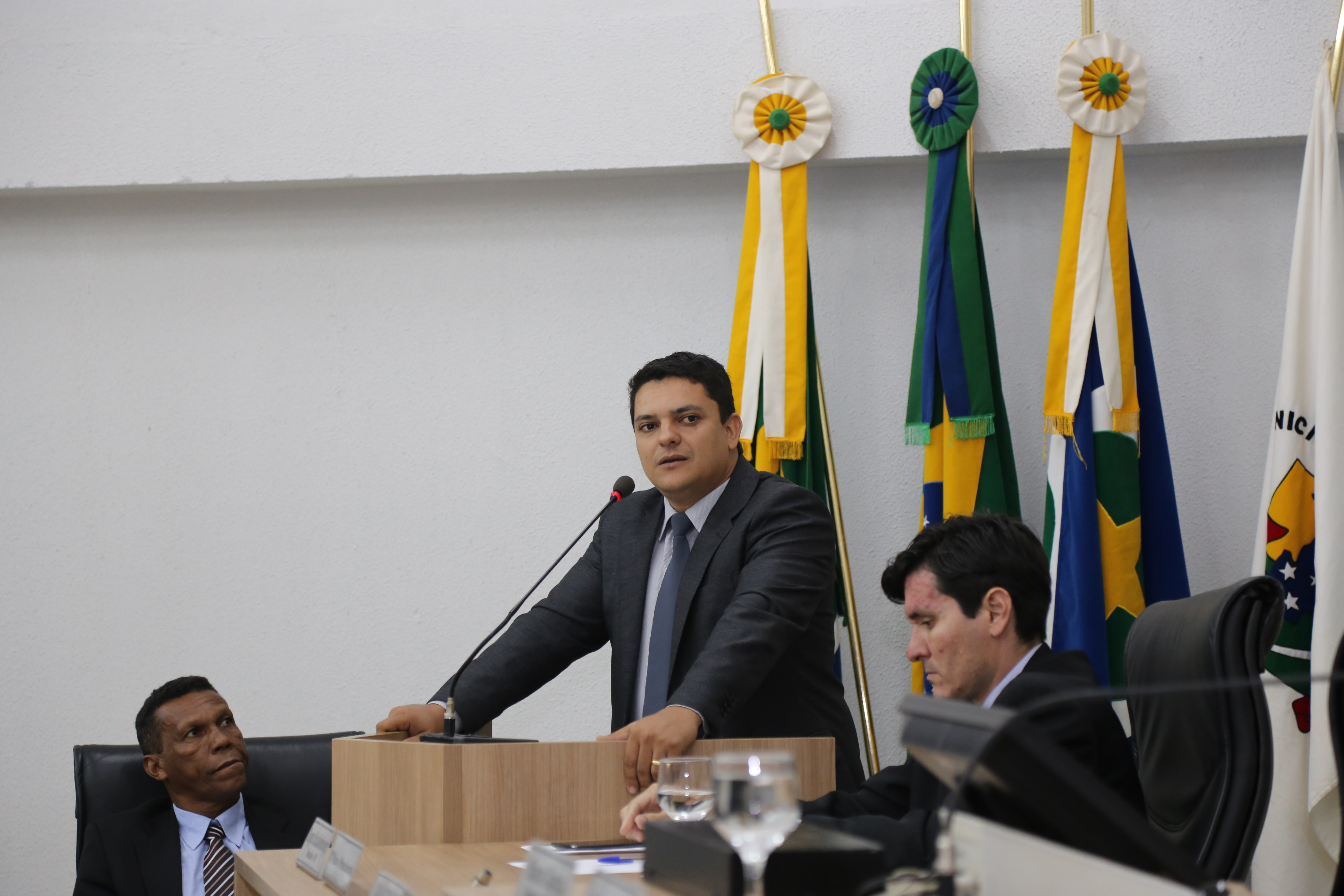 Vereador Claudio Santos entrega pedido de renúncia do mandato