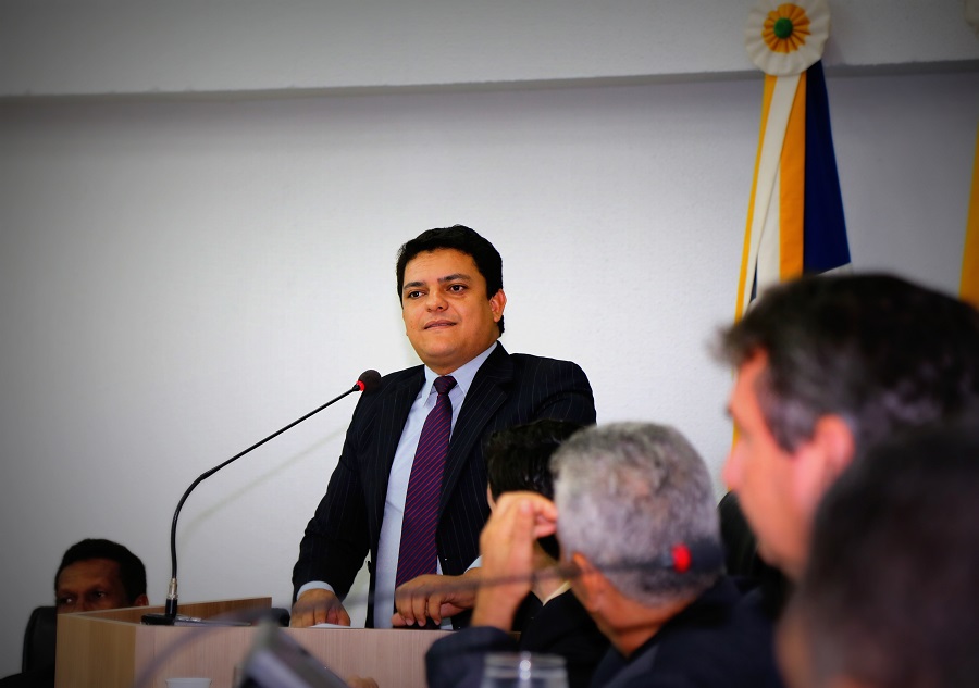 Vereador Cláudio Santos requer informações da Ager sobre aumento na tarifa da água   