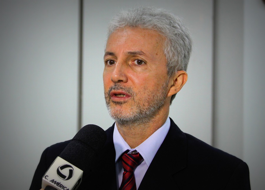Vereador Francisco pede reparos na iluminação e implantação de lombada