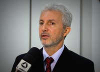Vereador Francisco pede reparos na iluminação e implantação de lombada