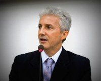 Vereador Francisco Specian solicita sinalização em rua e reforma de bueiro