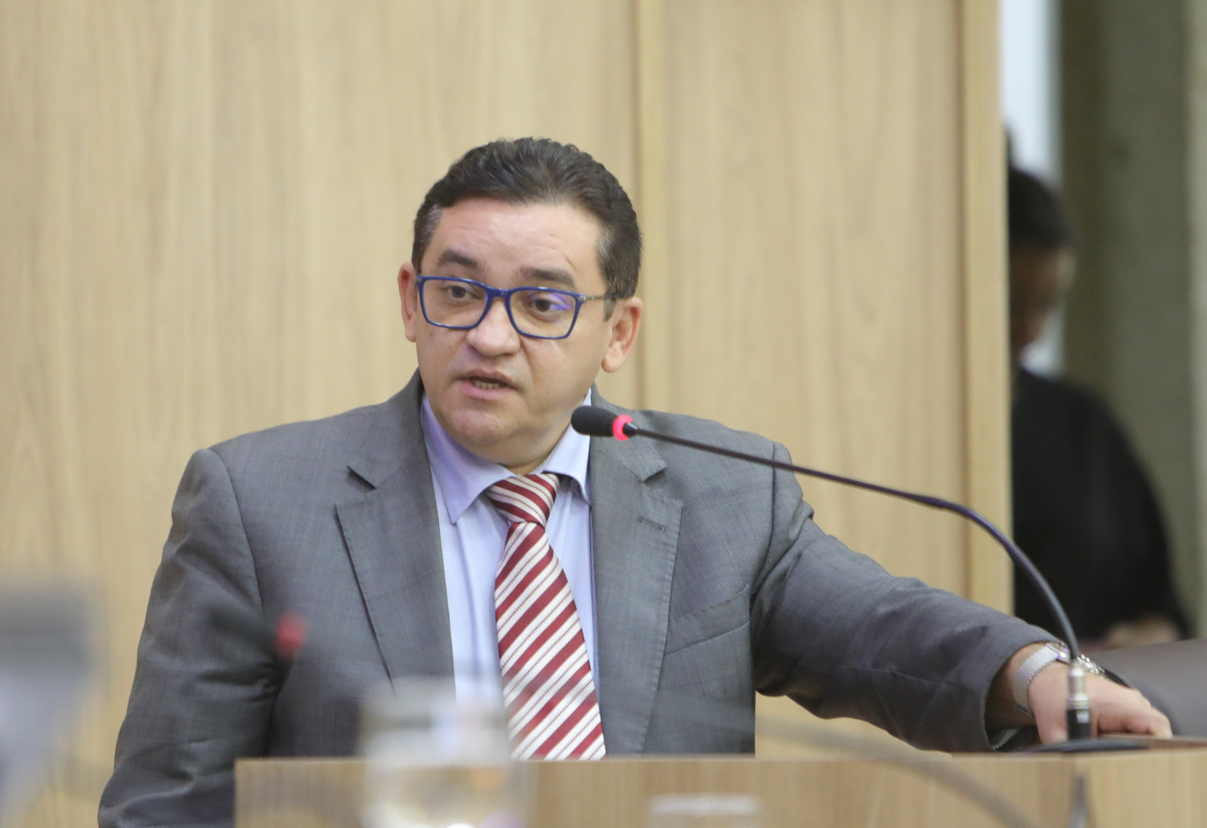 Vereador Hedvaldo Costa solicita limpeza de praça no Jardim Veneza