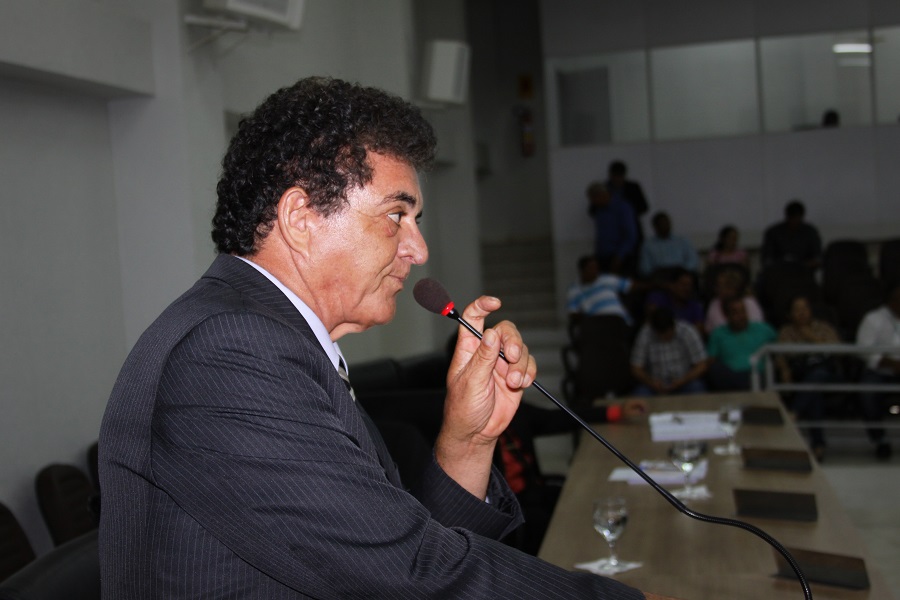 Vereador Jonas solicita construção de academia e cobertura em ponto de ônibus