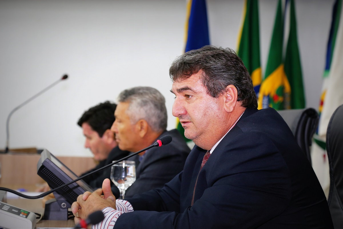 Vereador Mauro Garcia pede instalação de placa de sinalização em estrada