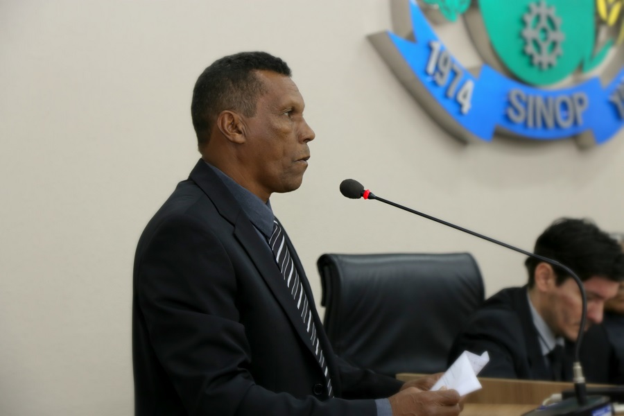 Vereador Negão do Semáforo pede melhorias na calçada de UBs