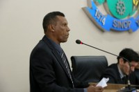 Vereador Negão do Semáforo pede melhorias na calçada de UBs