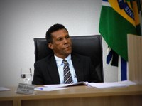 Vereador Negão do Semáforo pede reparos na iluminação e construção de meio fio