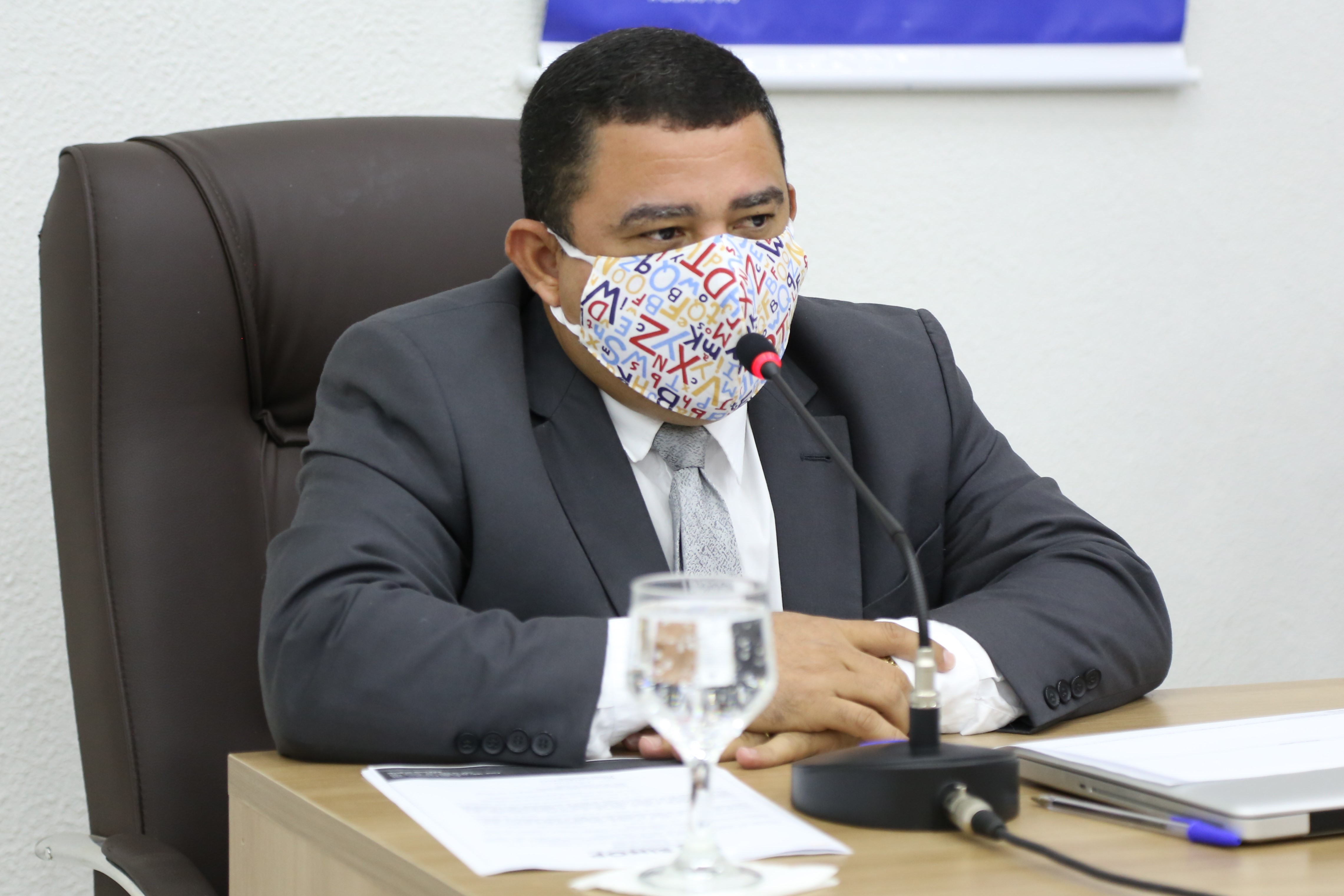 Adenilson questiona prefeitura por contrato de assessoria de R$ 174 mil