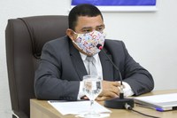 Adenilson questiona prefeitura por contrato de assessoria de R$ 174 mil