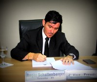 Vereador Roger faz solicitação para troca de postes de madeira por concretos na rede
