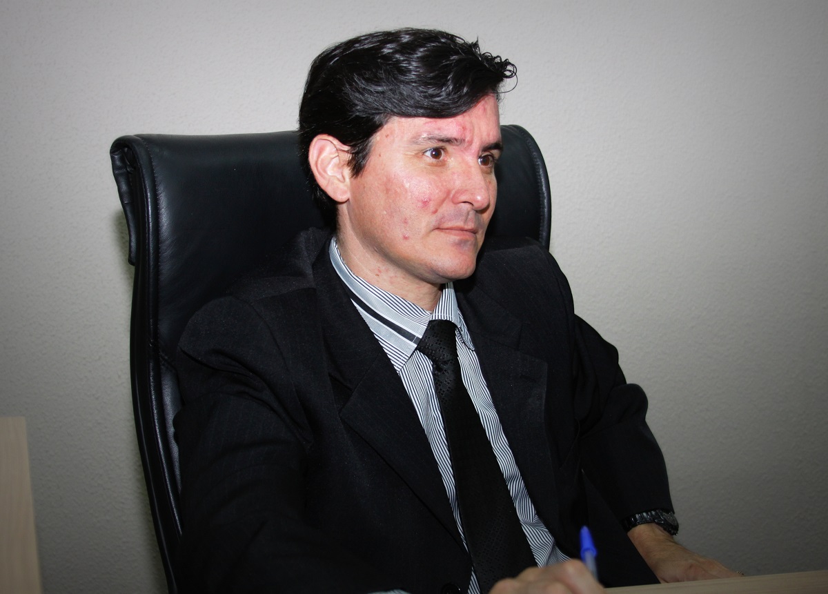Vereador Roger pede limpeza em postes de energia e sinalização na avenida Integração