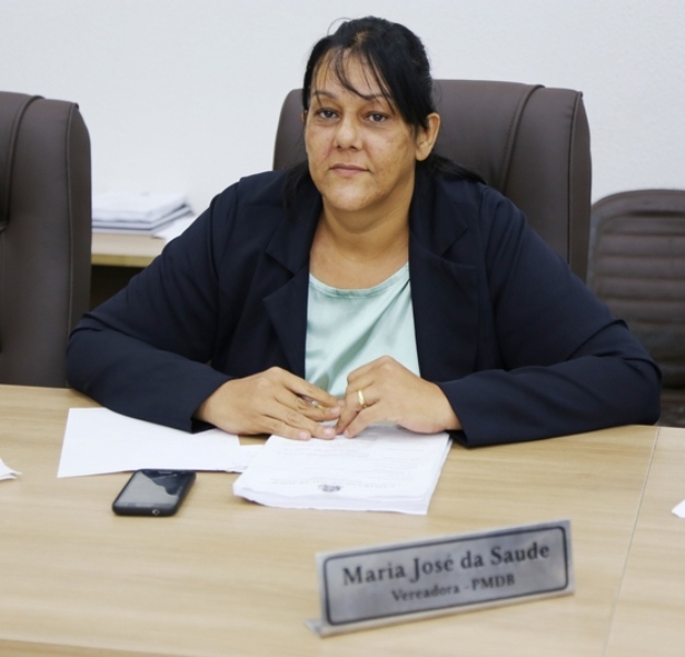 Vereadora aponta necessidade de estudo para recuar faixa de pedestre em rotatórias