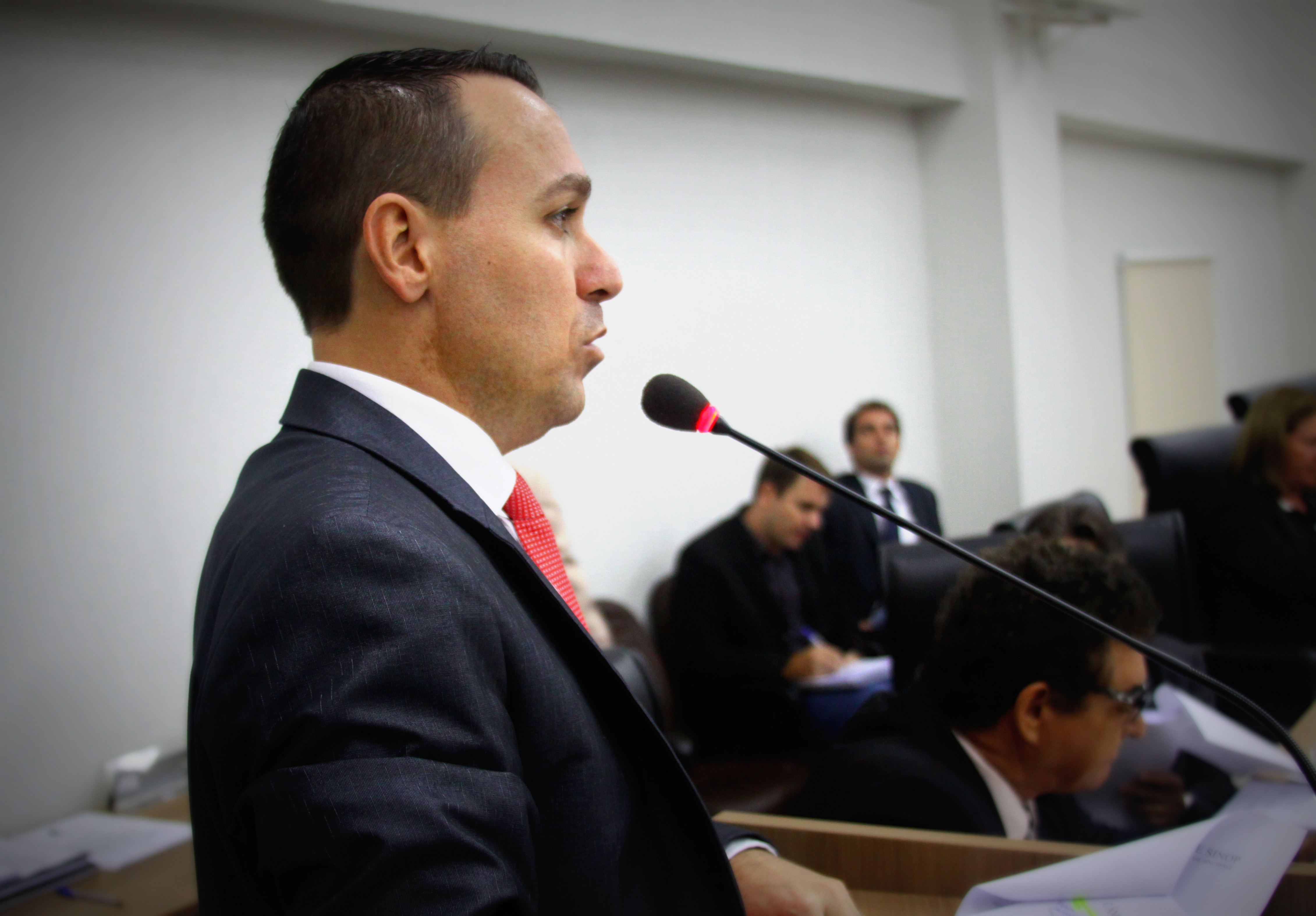 Vereadores Brandão e Jonas sugerem ao executivo que contrate psicólogo para cada unidade escolar