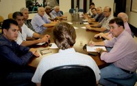 Vereadores e madeireiros debatem sobre novo trajeto de cargas pesadas no centro