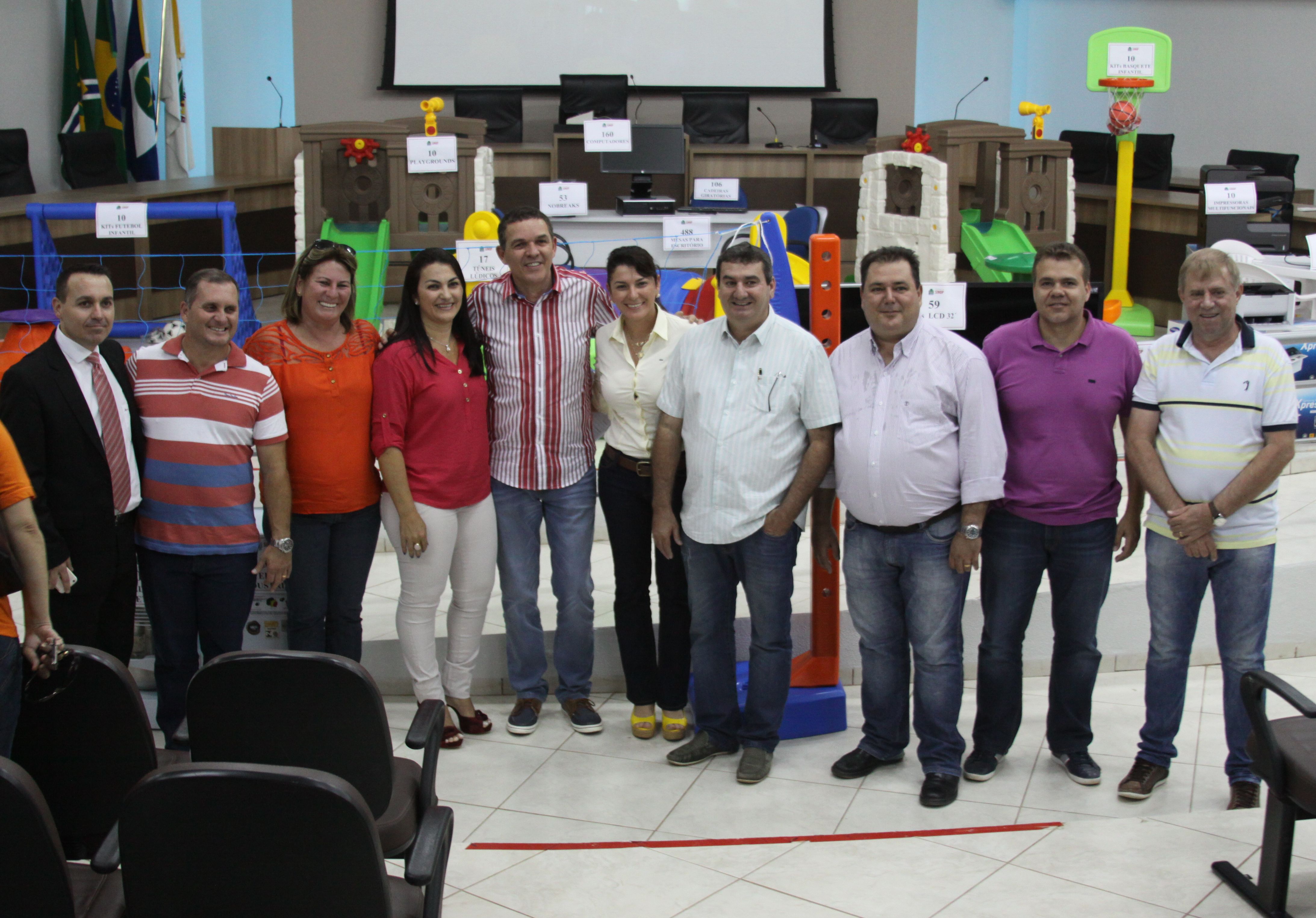 Vereadores participam de cerimonia de entrega de material para educação municipal