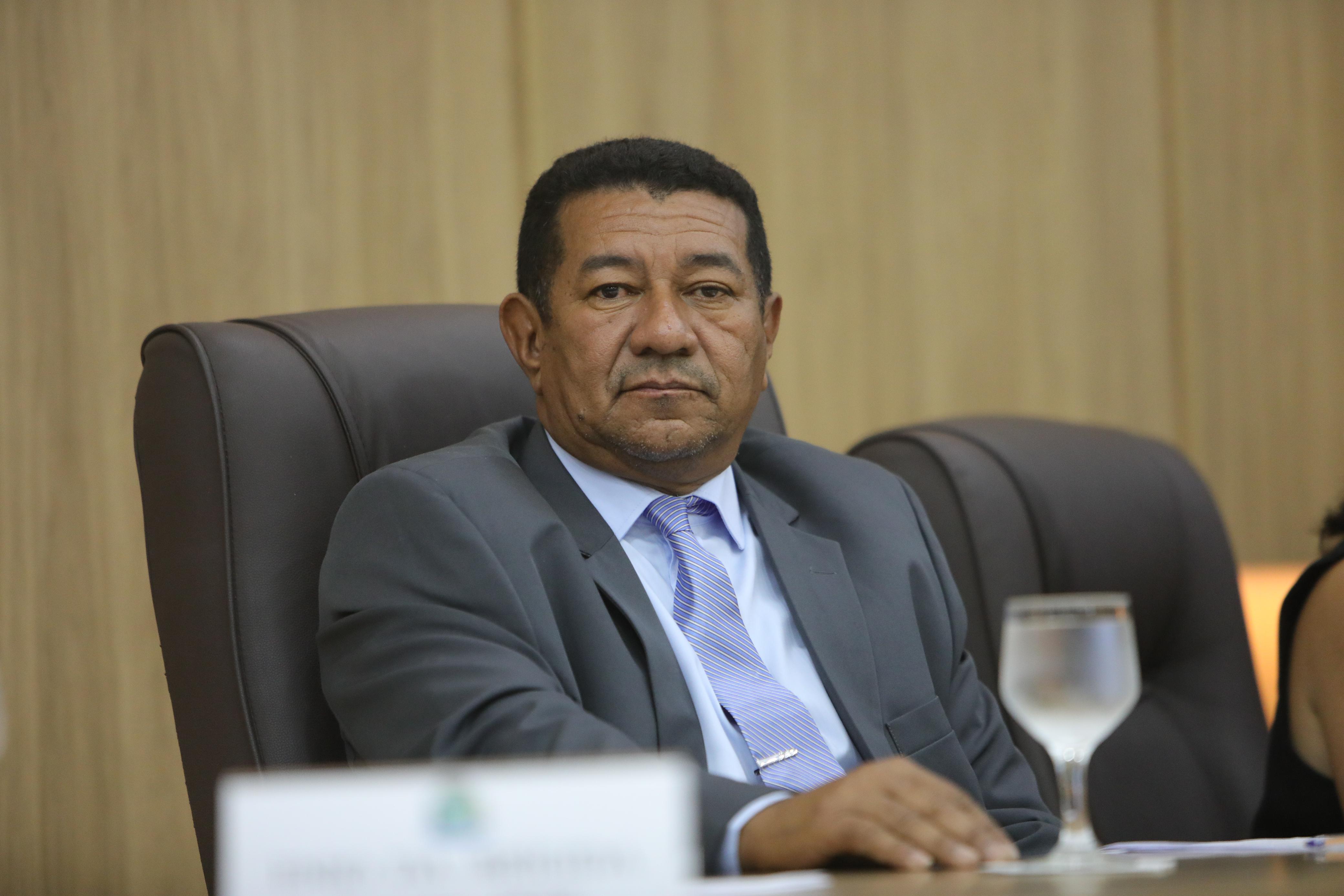 Zezinho Construtor indica quadra e semáforos em bairros de Sinop