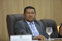 Zezinho Construtor indica quadra e semáforos em bairros de Sinop