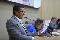 Zezinho Construtor solicita obras de pavimentação urbana e manutenção em estrada rural